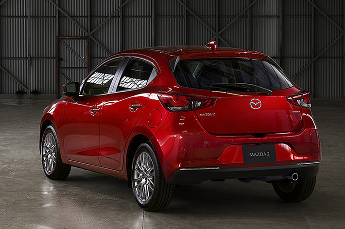 Ngay cả cụm đèn pha LED tiêu chuẩn của Mazda2 phiên bản 2019 cũng được tái thiết kế nên trông thanh mảnh và sắc sảo hơn trước. Đây là lần đầu tiên dòng xe cỡ B này được trang bị hệ thống đèn pha LED thích ứng dù chỉ là tùy chọn - hệ thống này sử dụng 20 đi-ốt điều khiển độc lập, có thể tắt một phần ở chế độ chiếu xa để tránh gây chói mắt.