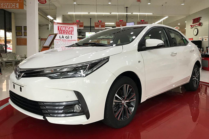 Mẫu xe Toyota Corolla 2018 là phiên bản nâng cấp lần thứ 2 nhưng là lần thay đổi ngoại hình đáng kể nhất của Altis thế hệ thứ 11 ra mắt lần đầu tại Việt Nam năm 2014. Đáng chú ý, ở lần nâng cấp này, số phiên bản của xe tăng từ 3 lên 5, với việc thêm một bản 1.8E CVT nhưng là bản thiếu và 1 bản 2.0V Sport - đây là phiên bản với tùy chọn option gần cao cấp nhất, phù hợp với nhiều đối tượng khách hàng.