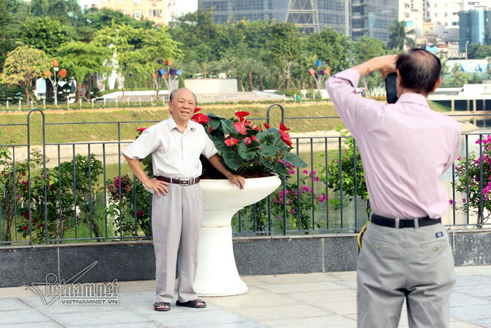 Xung quanh là hàng loạt nhà cao tầng
