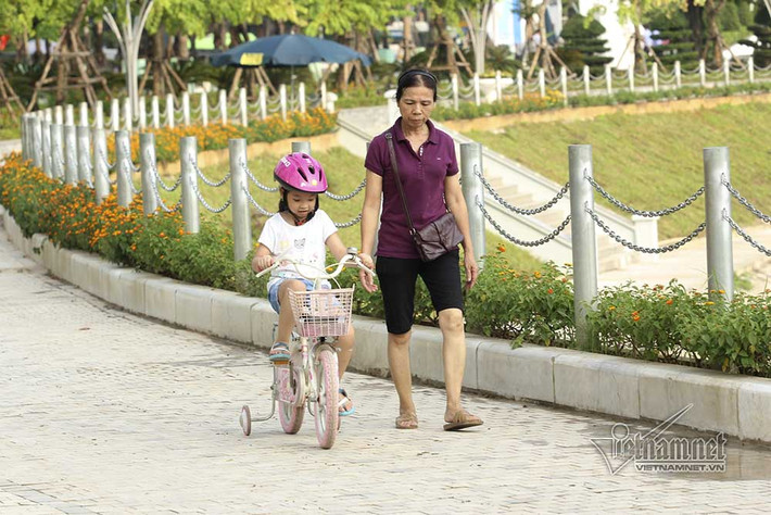 Trong công viên có hệ thống vườn hoa, cây xanh, đường dạo, quảng trường, đài phun nước, khu vui chơi giải trí, không gian ngầm đa chức năng...