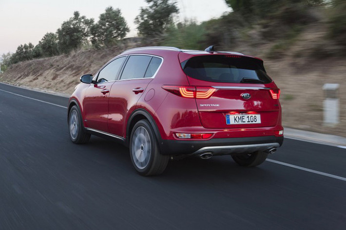 Kia Sportage dành cho thị trường châu Âu sẽ có 3 tùy chọn động cơ: Động cơ 1,6 lít 4 xy-lanh, hút khí tự nhiên sản sinh 132 mã lực và mô-men xoắn cực đại 161 Nm. Động cơ tăng áp diesel CRDi dung tích 1,7 lít sản sinh 115 mã lực.