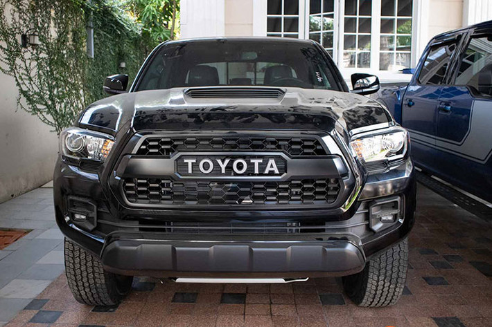 Về thiết kế ngoại thất, phiên bản của mẫu xe bán tải Toyota TRD Pro còn có diện mạo hầm hố hơn nhiều phiên bản thường nhờ một số chi tiết như vòm bánh xe mở rộng, khe hút gió trên nắp ca-pô, lưới tản nhiệt hình thang thêm ấn thượng với logo Toyota và dòng chữ TRD...