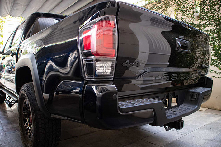 Toyota Tacoma TRD Pro được trang bị động cơ xăng V6, dung tích 3,5 lít, cho công suất 278 mã lực tại 6.000 vòng/phút và mô-men xoắn 359 Nm tại 4.600 vòng/phút, kết hợp số tự động 6 cấp và hệ dẫn động 4 bánh. Xe được trang bị hệ thống lựa chọn đa địa hình (Multi-Terrain Select) có khả năng thay đổi các chế độ cài đặt theo từng loại đường...