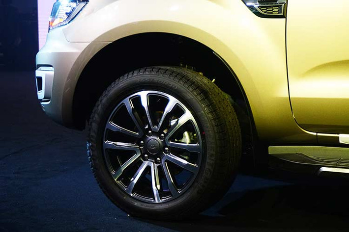 Xe sở hữu thiết kế vững chãi đặc trưng của dòng SUV nhưng đồng thời vẫn phản phất nét lịch lãm của một chiếc xe đô thị vốn đã được đánh giá cao ngay từ khi mới ra đời. Bản Titanium hai cầu sử dụng vành hợp kim nhôm đúc thiết kế dạng 6 chấu kép kích cỡ 20 inch trong khi các bản tiêu chuẩn sử dụng vành hợp kim 18 và 17 inch.