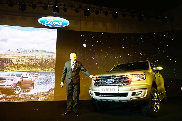 Nhà phân phối và lắp ráp Ford Việt Nam vừa chính thức giới thiệu mẫu xe SUV 7 chỗ Ford Everest 2018 mới. Đây đồng thời cũng ghi nhận việc dòng xe Everest chính thức trở lại thị trường Việt Nam, sau một thời gian gián đoạn do ảnh hưởng bởi Nghị định 116 liên quan đến các dòng xe nhập khẩu nguyên chiếc.