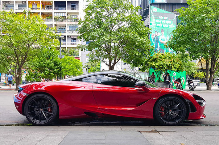 Mức giá siêu xe McLaren 720S tại thị trường nước ngoài là 208.600 Bảng, tương đương 5,8 tỷ đồng. Nếu lăn bánh trên đường phố Việt Nam với biển trắng (đóng đầy đủ thuế), chủ nhân của siêu xe McLaren 720S sẽ bỏ ra số tiền không dưới 18,6 tỷ đồng (trong ảnh là chiếc McLaren 720S màu đỏ Memphis từng xuất hiện tại Hà Nội).