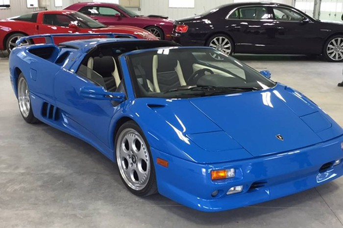 Được biết, siêu xe Lamborghini Diablo VT này của ông Donald Trump có mức giá được niêm yết vào tháng 9/2015 là 299.000 đô la, tuy nhiên, sau khi ông đắc cử Tổng thống Mỹ, chủ sở hữu mới lập tức "hét giá" bán lên 460.000 đô la.