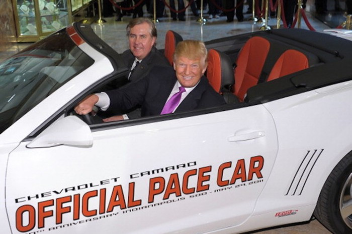 Ngoại thất chiếc xe nổi bật với dòng chữ "Official Pace Car" và dải sọc cam chạy từ đầu, qua nắp ca-pô đến phía sau. Nội thất với ghế ngồi bọc da màu cam. Mặc dù có hàng tá ảnh của Trump chụp cùng chiếc xe nhưng không ai chắc rằng ông ta có thực sự lái chiếc xe này trên đường đua Indianapolis 500 hay chỉ là một cách làm màu.