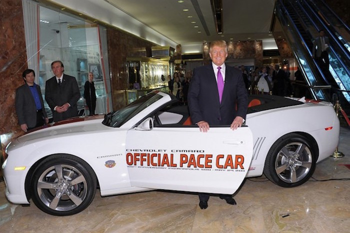 Năm 2011, Tổng thống Mỹ, Donald Trump từng gây ồn ào khi khi liên tục chụp hình cùng chiếc xe thể thao Chevrolet Camaro Pace Car dành riêng cho đường đua Indianapolis 500. hiên bản Camaro Pace Car sở hữu động cơ V8, dung tích 6.2L kết hợp hộp số tự động 6 cấp, giúp sản sinh công suất tối đa 426 mã lực.