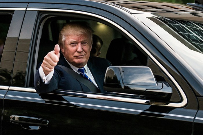 Sau chiếc Rolls-Royce đầu tiên sở hữu vào những năm 50, ông Donald Trump tiếp tục kiếm được nhiều tỷ đô la trên con đường kinh doanh. Ông tiếp tục niềm đam mê Rolls-Royce bằng việc sở hữu thêm chiếc Phantom trị giá 500.000 USD, nhưng chiếc xe được cá nhân hóa về cả kỹ thuật lẫn thiết kế theo sở thích. Trong đó đặc biệt là vàng.