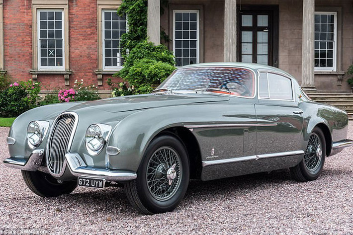 Chiếc xe Jaguar XK120 SE trong bài viết này được xem là độc nhất vô nhị trên thế giới hiện nay. Nó được Pininfarina thiết kế vào năm 1954 và mới đây, nó đã được các chuyên gia và thợ lành nghề bỏ ra tới 6725 giờ công để phục hồi lại hoàn toàn như nguyên bản.