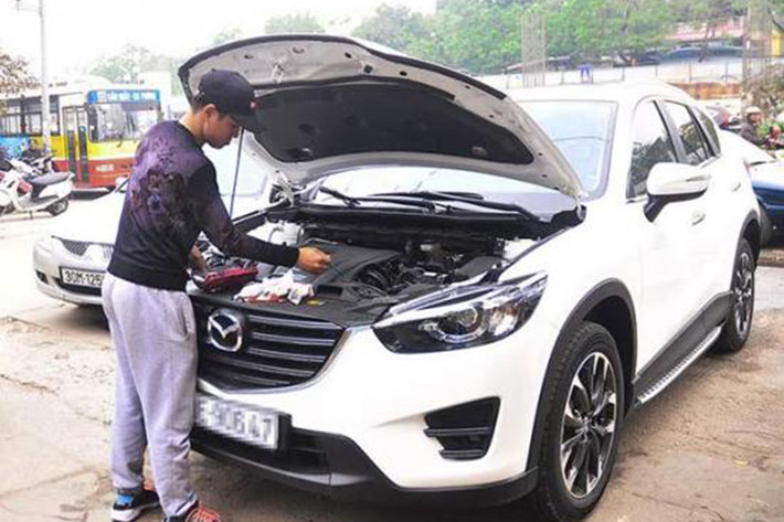 Một chủ phương tiện cho biết do nhu cầu đi chúc Tết nên ai cũng muốn hoàn thiện các thủ tục trước cuối năm. Bởi vậy, biết sẽ đông nhưng vẫn phải mang xe đến đăng kiểm theo quy định.