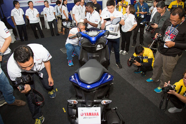 Yamaha NVX mới sở hữu trọng lượng ướt 116kg, trục cơ sở 1.350mm, độ cao yên 790mm, kích thước (Dài x Rộng x Cao) tương ứng (1.990 x 700 x 1.125)mm. Với những thông số đó cho thấy nó phù hợp với các khách hàng nam giới hơn là nữ.