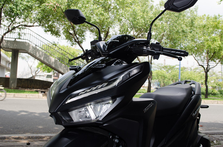Honda Vario 2018 sẽ có ba phiên bản màu gốm đen mờ, đỏ và trắng. Giá bán tham khảo tại Việt Nam là gần 70 triệu đồng bao gồm cả biển số.