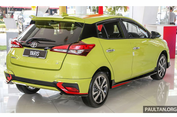 Về tổng thể, phần đầu xe Yairs 2019 phiên bản nâng cấp ở Malaysia có thiết kế tương tự như Toyota Yaris đang bán tại Việt Nam khi sở hữu cụm đèn pha (halogen projector) nối liền cụm lưới tản nhiệt.