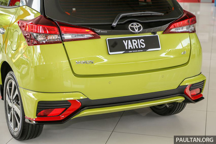 Bên cạnh đó, hãng xe ôtô Toyota còn trang bị cho mẫu hatchback hạng B- Yaris 2019 (bản full) một bộ bodylip màu đen với đường viền đỏ làm chi tiết nổi bật và trông lạ mắt hơn cho chiếc xe mới này.