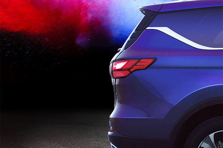 Changan COS1° sở hữu thiết kế ngoại thất khá mượt mà với lưới tản nhiệt hình lục giác hiện khá phổ biến trong làng ôtô thế giới và mắt lưới theo phong cách bầu trời sao khá giống với mẫu xe Mazda6 mới.