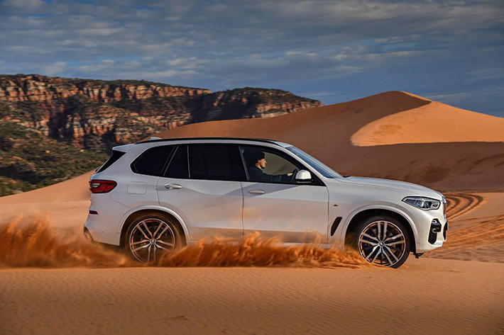 Về thiết kế, cùng với các ''đàn em'' trong gia đình xe gầm cao BMW X-Series, BMW X5 2019 đã đổi mới về thiết kế, xe được trang bị cụm đèn pha LED và cả đèn công nghệ Laser (tùy chọn) với khoảng cách chiếu xa lên đến 500 mét. Đầu xe với cản trước thiết kế góc cạnh hơn với hốc gió đối xứng và lưới tản nhiệt hình quả thận đặc trưng của thương hiệu với viền và ''xương'' được mạ chrome cỡ lớn.