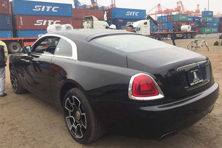 Siêu xe sang Rolls-Royce Wraith Black Badge được sản xuất vào năm 2016. Ở ngoại thất, mẫu siêu xe sang này đã được thay đổi với biểu tượng "Flying Lady - goá phụ bay" màu tối thay vì màu bạc sáng bóng như thông thường. Những chi tiết như lưới tản nhiệt, khe lấy gió hay ống xả cũng đều mang một màu tối bí ẩn.