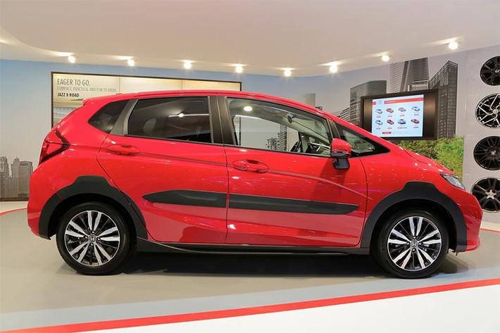 Mặc dù là phiên bản mới, nhưng Jazz cũng chỉ được được hãng xe Honda bổ sung thêm nhiều chi tiết trông cứng cáp hơn như vè ốp nhựa màu đen ở 4 bánh xe, ốp thân xe màu đen. Trong khi đó mâm xe vẫn là loại 16 inch như phiên bản hatchback thông thường.