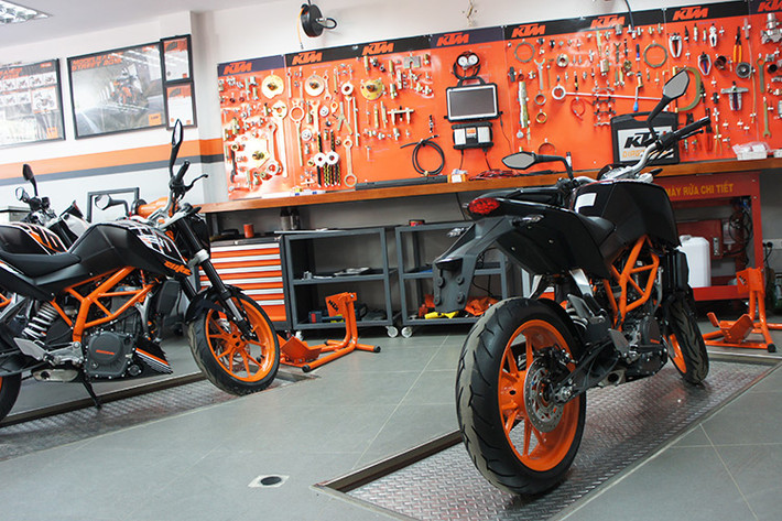 Khu vực bảo hành, bảo trì của KTM tại Hà Nội được thiết kế hài hoà với không gian chung, được đầu tư những trang thiết bị hiện đại nhập khẩu từ Áo như cầu nâng, máy chẩn đoán, bàn test Dyn…