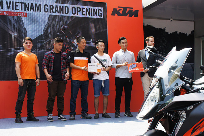 Sau showroom đầu tiên tại Sài Gòn, Công ty TNHH kỹ thuật mô tô SAPA đã long trọng khai trương showroom KTM Việt Nam thứ hai ở khu vực miền Bắc. Showroom tại Hà Nội là cơ sở thứ 2 của KTM VIETNAM tại Việt Nam với tổng diện tích 200m2, thiết kế theo tiêu chuẩn toàn cầu.