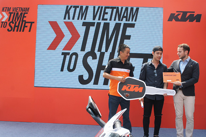 Nhân dịp khai trương, KTM SAPA còn khuyến mãi đối với các khách hàng sở hữu dòng xe KTM không phải chính hãng với chương trình nạp code chính hãng miễn phí và bảo hành từ KTM. Tuy nhiên chương trình chỉ áp dụng cho các dòng KTM mua từ tháng 1/2016 tới hiện tại.