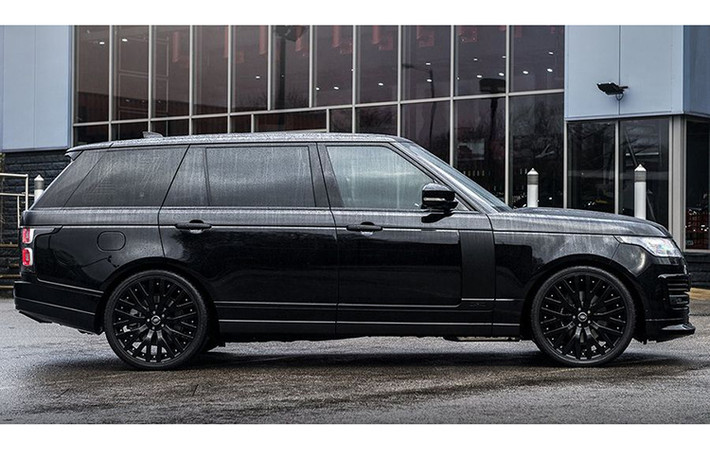 Đổi lại, chiếc SUV cao cấp mang tên Range Rover AK47 mới còn được bổ sung nhiều chi tiết độc đáo ở ngoại thất như lưới tản nhiệt mạ crôm bóng, cản sơn đen, cánh gió trước và các khe gió làm từ sợi carbon cũng như cửa sổ và cửa hậu kính màu.