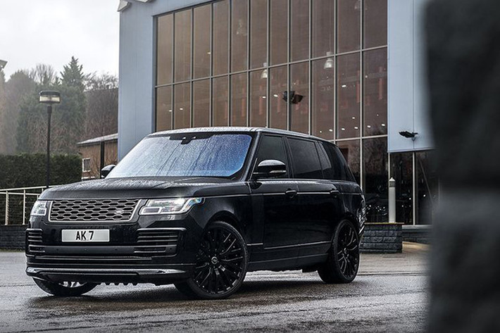 Tại Việt Nam, giá xe Range Rover LWB phiên bản mới nhất đang được các đại lý chào giá khoảng 13 tỷ đồng, đây là một sự lựa chọn chơi SUV sang dành cho các đại gia Việt đam mê thương hiệu xe sang Anh quốc.