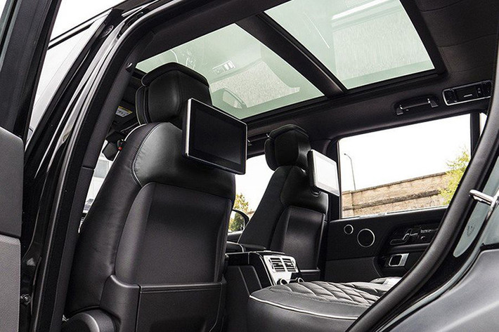 Bên cạnh các nâng cấp từ Kahn, bản độ Range Rover mới sở hữu rất nhiều tiện nghi hiện đại khác như mở cửa không cần chìa, hệ thống điều hòa 4 vùng, ra lệnh bằng giọng nói, sưởi ghế...