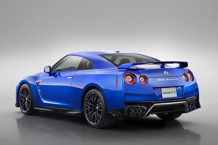 Chưa dừng lại đó, hãng xe Nhật cũng trang bị cho mẫu xe Nissan GT-R mới hệ thống treo thích ứng đã qua hiệu chỉnh, cung cấp cho xe khả năng vào cua ổn định hơn, mượt mà hơn. Đặc biệt, chiếc xe thể thao còn được hỗ trợ thêm bởi một bộ trợ lực phanh mới làm tăng phản ứng phanh ban đầu, mặc dù, hệ thống lái hiện tại đã đạt độ chính xác cao.