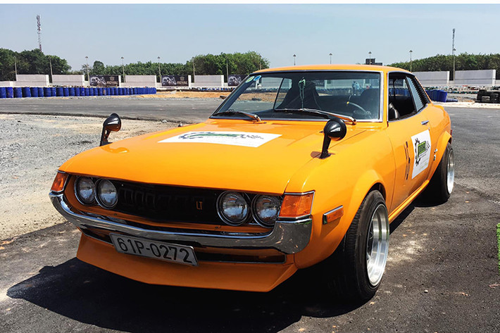 Tại Việt Nam cũng như thế giới, số lượng những chiếc xe cổ Toyota Celica rất hiếm và chiếc Celica đời 1972 này lại càng hiếm hơn khi nó được chủ nhân độ lại nhiều chi tiết theo phong cách JDM của Nhật.