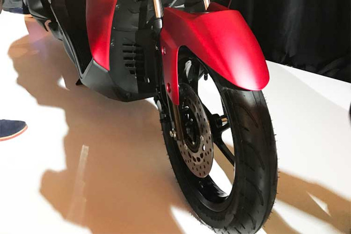 Hệ thống phuộc, phanh và bánh của LEXi được chia sẻ hoàn toàn với các dòng NVX đang bán ra tại Việt Nam. Đáng tiếc trên mẫu xe này lại không có phiên bản với hệ thống chống bó cứng an toàn phanh ABS.