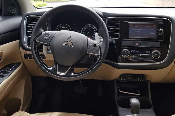 Hai phiên bản Outlander 2.0 CVT và 2.0 CVT Premium sử dụng động cơ xăng 2.0 lít DOHC MIVEC cho công suất cực đại 145 mã lực tại 6.000 vòng/phút, mô men xoắn cực đại 196 Nm tại 4.200 vòng/phút. Trong khi đó, phiên bản Outlander 2.4 CVT Premium sử dụng động cơ xăng 2.4 lít DOHC MIVEC, cho công suất cực đại 167 mã lực tại 6.000 vòng/phút, mô men xoắn cực đại 222 Nm tại 4.100 vòng/phút.