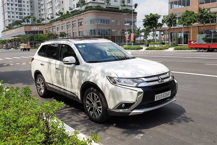 Tại thời điểm ra mắt, động thái trang bị thêm nhiều tính năng cho bản 2.0 CVT cùng mức giá bán hấp dẫn trong khi hai phiên bản Premium cao hơn lại giảm giá rất có thể thấy Mitsubishi Việt Nam đang muốn nhắm tới những khách hàng bình dân hơn và biến Outlander 2.0 CVT thành "quân bài chiến lược" của mình trong năm 2018.