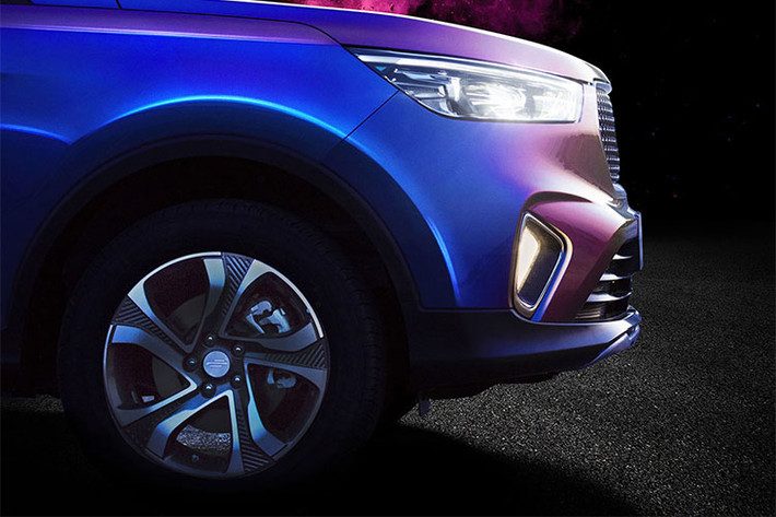 Ngoài ra, mẫu SUV cỡ trung này còn được trang bị đèn pha LED toàn phần, bộ vành hợp kim 5 chấu với kích thước 18 inch và cửa sổ trời Panorama. Trọng lượng của xe đạt khoảng 1.665 kg.