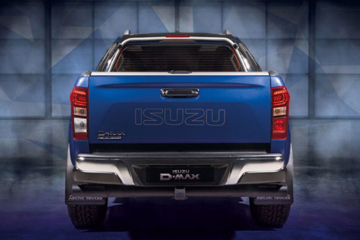Ngoài ra, hãng xe ôtô Isuzu còn lắp thêm cho D-Max bộ LED bar trên nóc, bạt che thùng Mountain Top, cặp đèn LED Lazer Lights cùng ốp gầm dưới cản trước, bộ lốp gai địa hình và bộ mâm 17 x 10 inch AT 6 cánh được cắt kim cương.