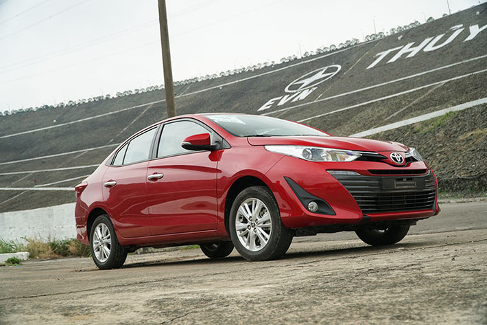 Thương hiệu xe hơi đình đám Nhật Bản tại Việt Nam đã chính thức giới thiệu mẫu xe Toyota Vios 2018 mới với 3 phiên bản gồm E MT, E CVT và G CVT. Ở lần nâng cấp này, Toyota Vios có khá nhiều điểm mới đáng chú ý thể hiện rõ đặc trưng của ngôn ngữ thiết kế “Keen Look” cho xe có một diện mạo mới mẻ, trẻ và khoáng đạt hơn.
