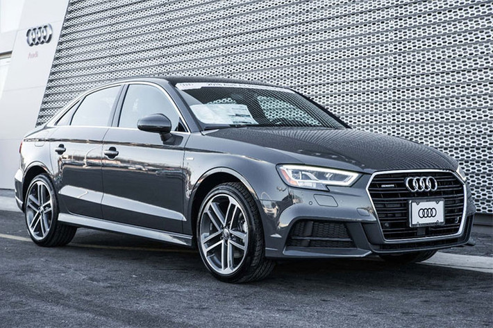 Xe sang Audi A3 mới được trang bị tiêu chuẩn các tính năng an toàn như hệ thống cảnh báo va chạm phía trước, phanh tự động tốc độ thấp có thể giúp người lái tránh được những va chạm bất ngờ và một loạt các trang bị an toàn cao cấp khác. Audi A3 được xem là mẫu xe có kích thước thiết kế nhỏ gọn nhất, trọng lượng nhẹ nhất trong số 10 mẫu xe sang an toàn nhất 2018 do Motor1 bình chọn.