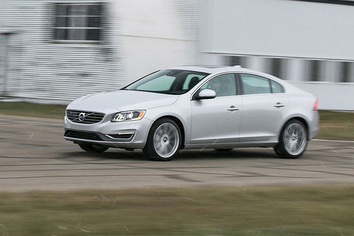 Các mẫu xe Volvo thế hệ mới vốn nổi tiếng về độ an toàn, mẫu S60 là một trong những số đó. Ngoài việc sở hữu hệ thống khung gầm thế hệ mới đã được gia cường độ cứng vững, Volvo S60 đều nhận điểm số cao của IIHS và NHTSA về độ an toàn xe sang.