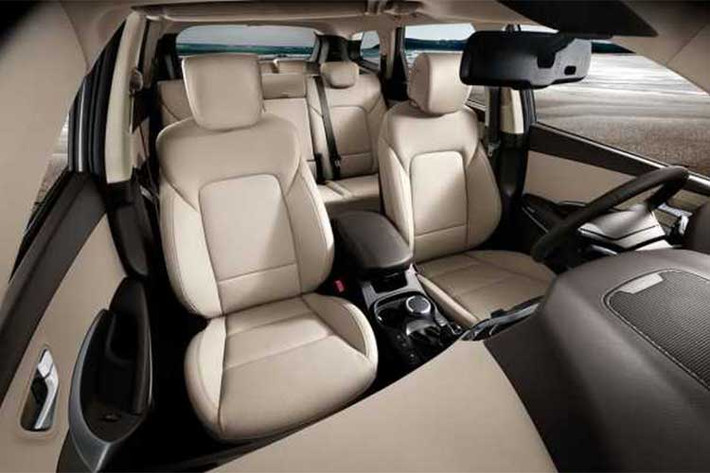 Ngoài ra, hàng ghế thứ 3 trên phiên bản 2019 của Hyundai Santa Fe được dự đoán sẽ thoải mái hơn với người ngồi sau, và có thể nhanh chóng được gập lại bằng một nút bấm trong trường hợp cần thêm diện tích để đồ.
