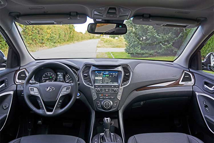 Dựa vào khoảng cách giữa bánh xe và trụ C, SantaFe được dự đoán sẽ chỉ có phiên bản 3 hàng ghế, chiều dài cơ sở lớn, khác với mẫu SantaFe Sport 5 chỗ. Mặc dù vậy, rất có thể hãng xe hơi Hyundai cũng có thể thay đổi kế hoạch cho mẫu mới này vào phút cuối.