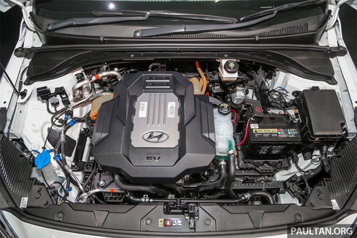 Đáng chú ý, Ioniq Electric có thể hoạt động liên tục 280 km mới cần phải sạc lại. Về thời gian nạp lại năng lượng, bộ pin lithium-ion polymer 28 kWh trên Ioniq Electric (được sản xuất bởi LG và đặt sau lưng hai ghế sau) có thể sạc lại trong 12 tiếng với ổ cắm điện thông thường (2.3 kW), hoặc 4 giờ 25 phút với hộp sạc wallbox (6.6 kW).