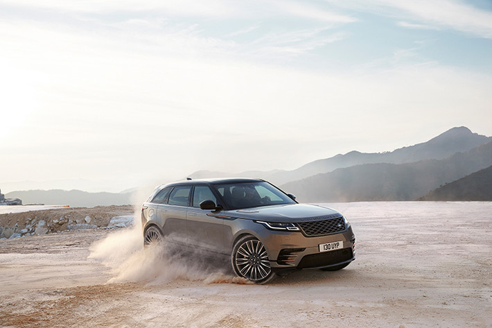Đồng thời, hãng sẽ cho ra mắt chính thức mẫu xe Range Rover Velar tại triển lãm năm nay vào ngày 25 tháng 10, và lần đầu tiên sẽ xuất hiện chiếc SUV mui trần Range Rover Evoque Convertible.