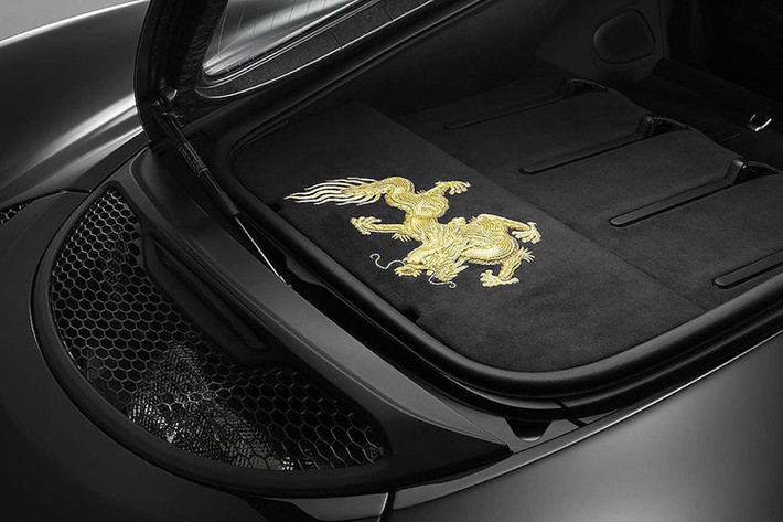 Vốn đã là một mẫu siêu xe hướng tới sự sang trọng trong dòng sản phẩm của McLaren, tuy nhiên 570GT Cabbeen còn có nội thất ấn tượng hơn nữa khi được bọc kết hợp giữa da và vải nhung nhân tạo Alcantara. Một lần nữa, hình ảnh rồng lại được được thêu lên bảng điều khiển trung tâm của chiếc xe bằng chỉ vàng, thực hiện bởi nghệ nhân Kang Huifang, người Trung Quốc.