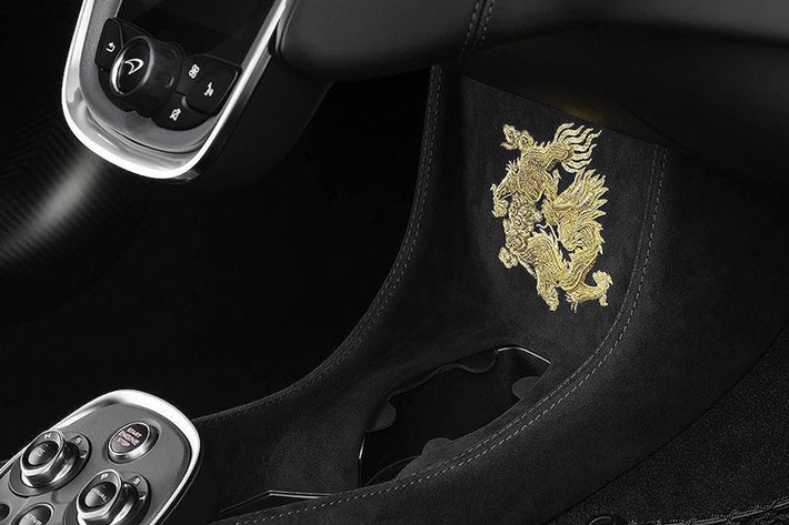 Ở bên ngoài, phiên bản này được sơn phủ màu đen bóng sang trọng Obsidian Black, với điểm nhấn là họa tiết hình rồng vẽ hai bên cánh cửa. Cùng với bộ mâm và heo phanh, những họa tiết này đều có màu vàng kim loại Gloss Speedline Gold tương phản với nền sơn đen.