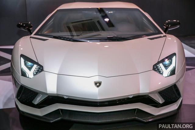 So với phiên bản cũ, Lamborghini Aventador S LP740-4 đi kèm thân vỏ khí động học hơn. Xe sở hữu đầu xe hầm hố hơn và bộ chia gió "cơ bắp" hơn trên cản va trước với nhiệm vụ truyền dẫn luồng không khí để tăng cường khả năng làm mát cho xe.