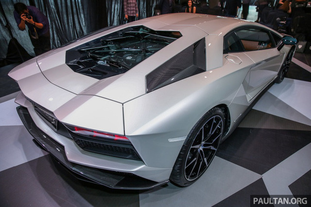 Đằng sau mẫu siêu xe Lamborghini Aventador S LP740-4 mới này cũng xuất hiện bộ khuếch tán gió tương tự phiên bản SV với vây cá nằm dọc. Thiết kế này không chỉ giúp giảm lực cản gió mà còn tăng cường luồng không khí và tạo ra lực ép xuống mặt đường lớn hơn.