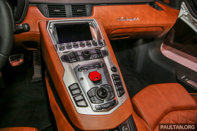 Người điều khiển Lamborghini Aventador S có thể chọn giữa 4 chế độ lái khác nhau là Strada, Sport, Corsa và Ego mới. Trong đó, Ego là chế độ cho phép người lái tùy chỉnh độ bám, hệ thống lái và hệ thống treo của xe sao cho phù hợp với mình khi cầm lái siêu xe này.