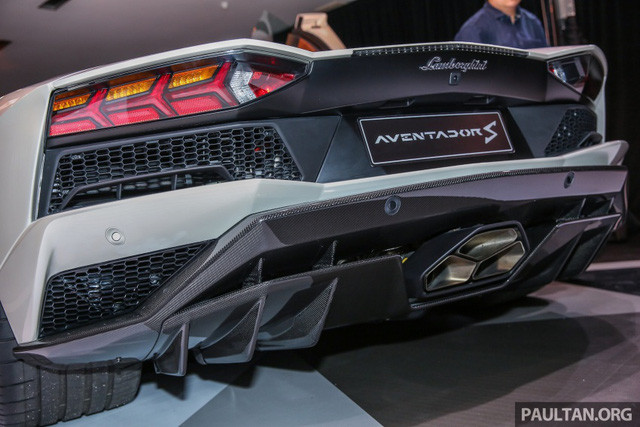 Nằm ở giữa cản va sau là 3 ống xả đơn mới. Đây là hệ thống xả do Lamborghini mới phát triển với trọng lượng giảm 20%. Nhờ những thay đổi tập trung vào tính khí động học này, Aventador S LP740-4 sở hữu lực ép xuống mặt đường tăng 130% ở cầu trước so với phiên bản thường.